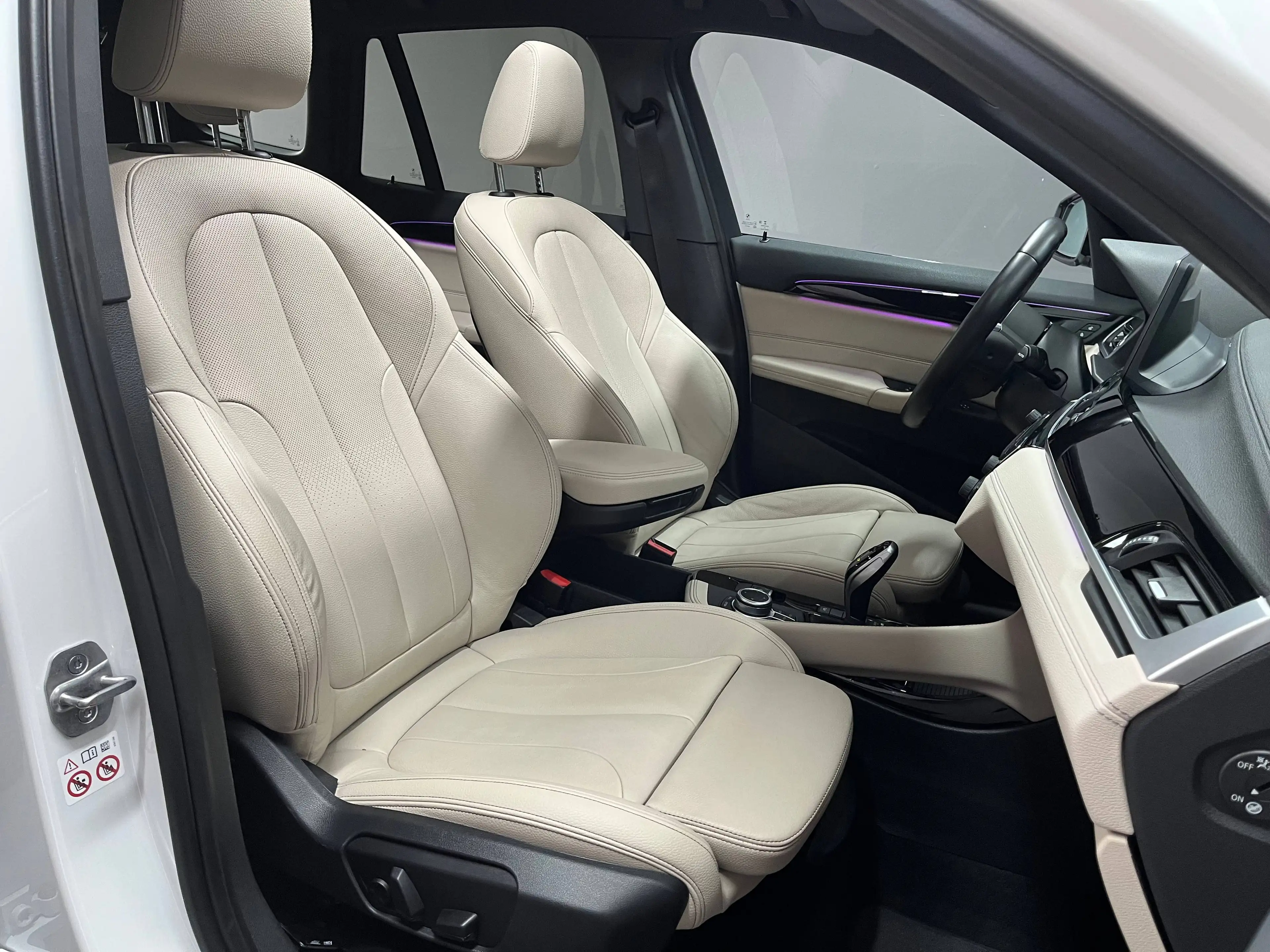 BMW X1 xDrive 20 i M Sport, PANO, HUD, R-KAMERA — photo 10