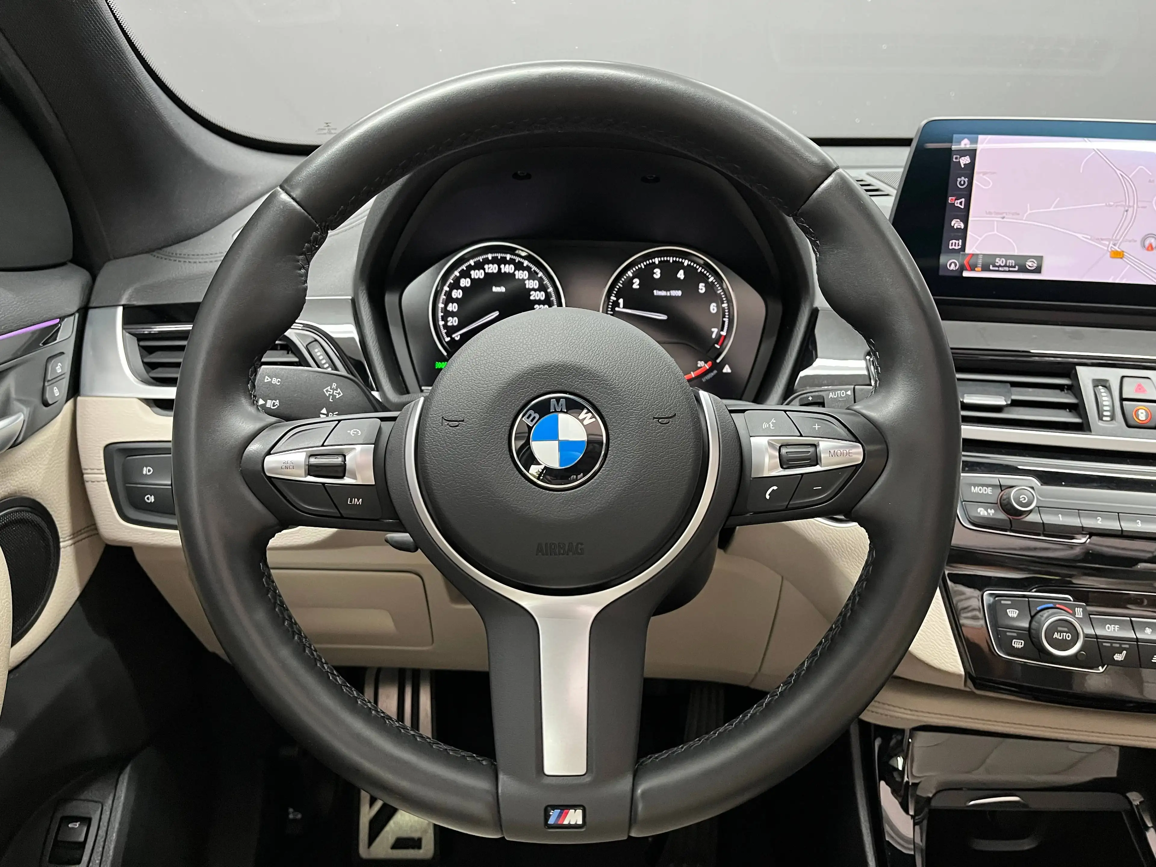 BMW X1 xDrive 20 i M Sport, PANO, HUD, R-KAMERA — photo 15