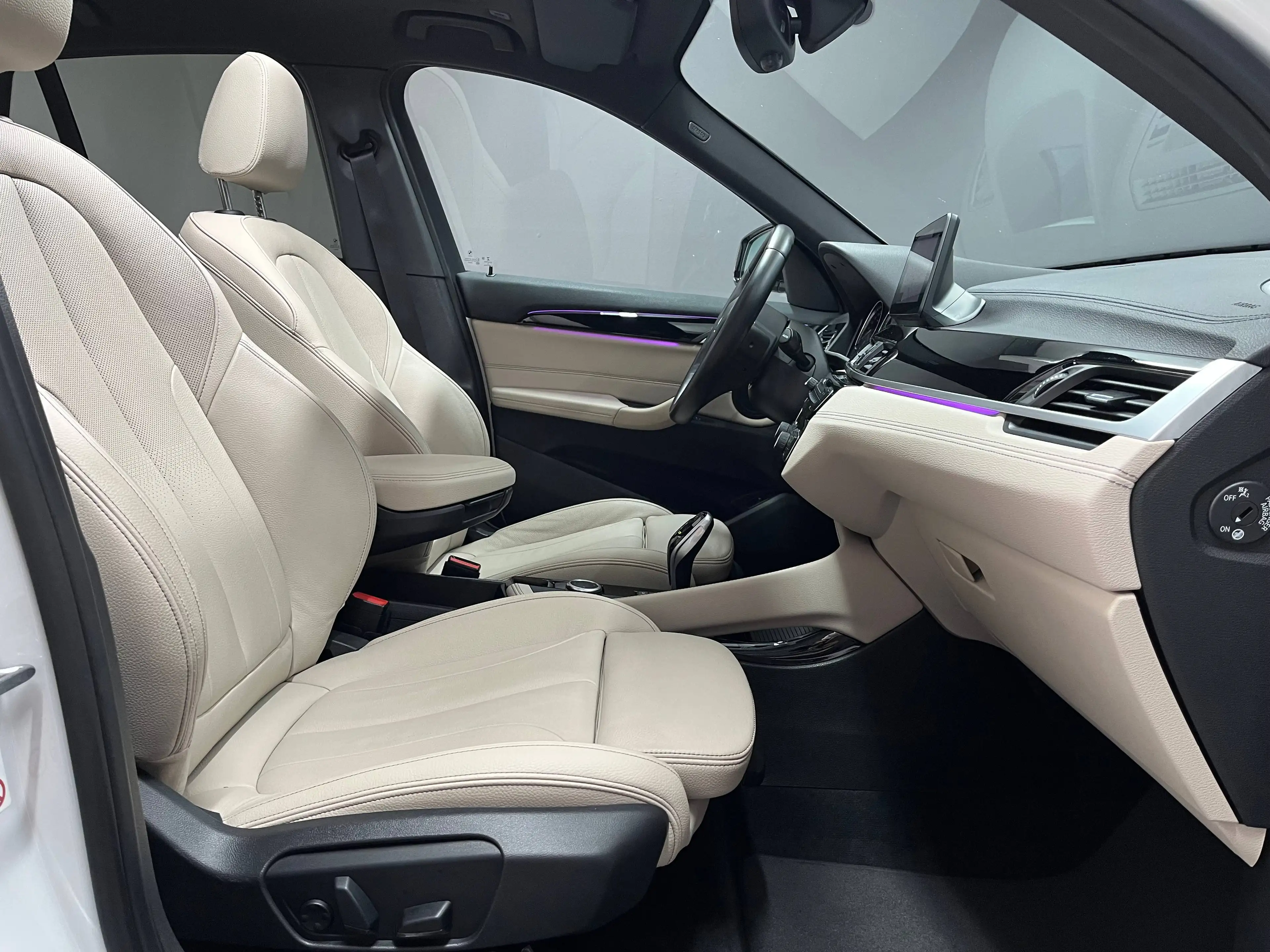 BMW X1 xDrive 20 i M Sport, PANO, HUD, R-KAMERA — photo 9