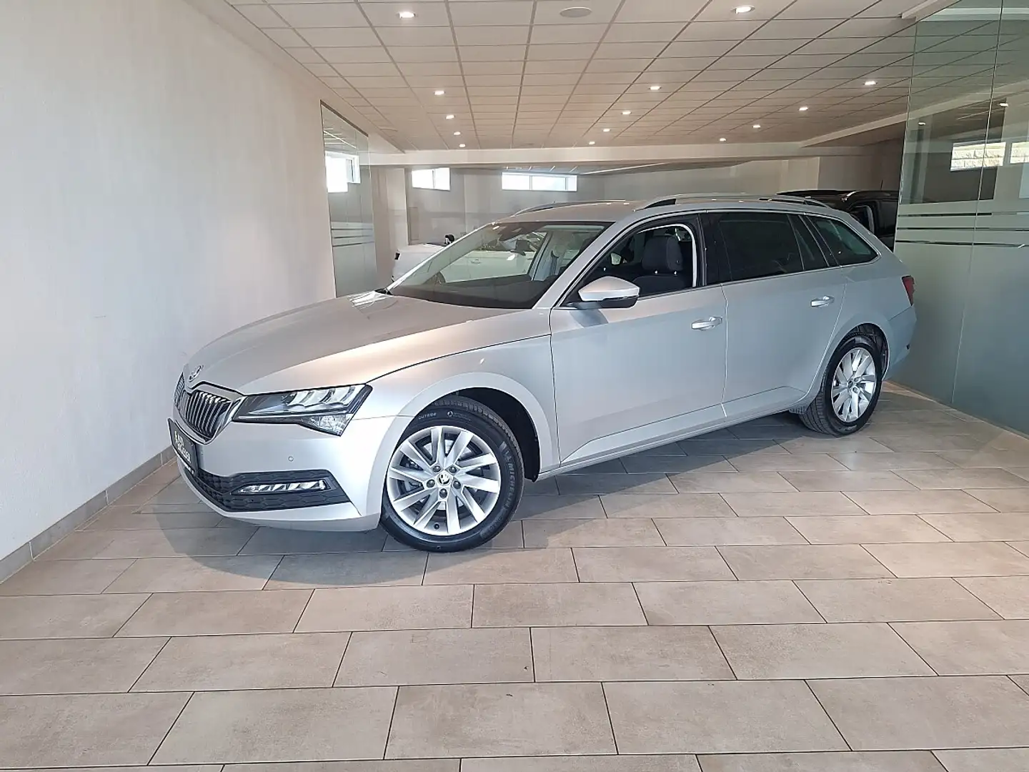 Skoda Superb Kombi 2,0 TDI Executive DSG Silber - 1