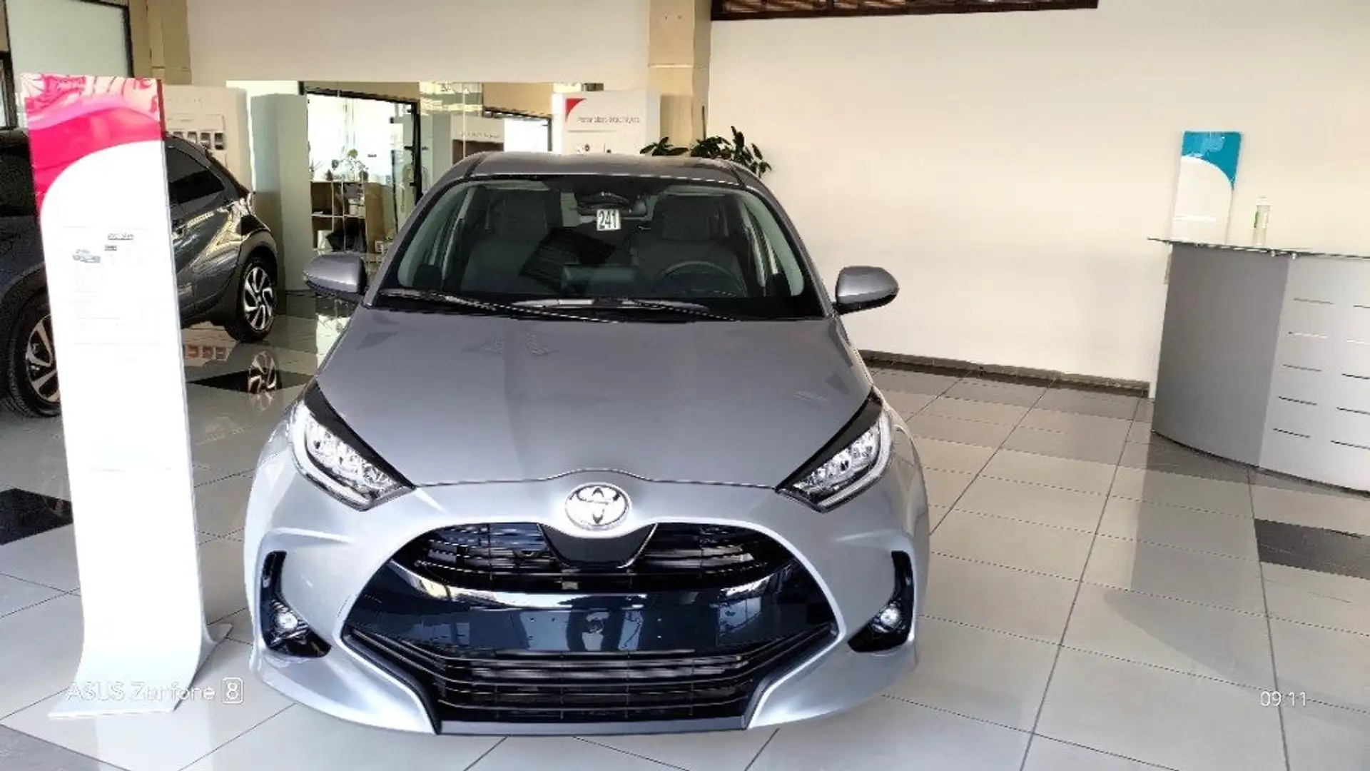 Toyota Yaris 1.5 Hybrid 5 porte Trend Grijs - 2