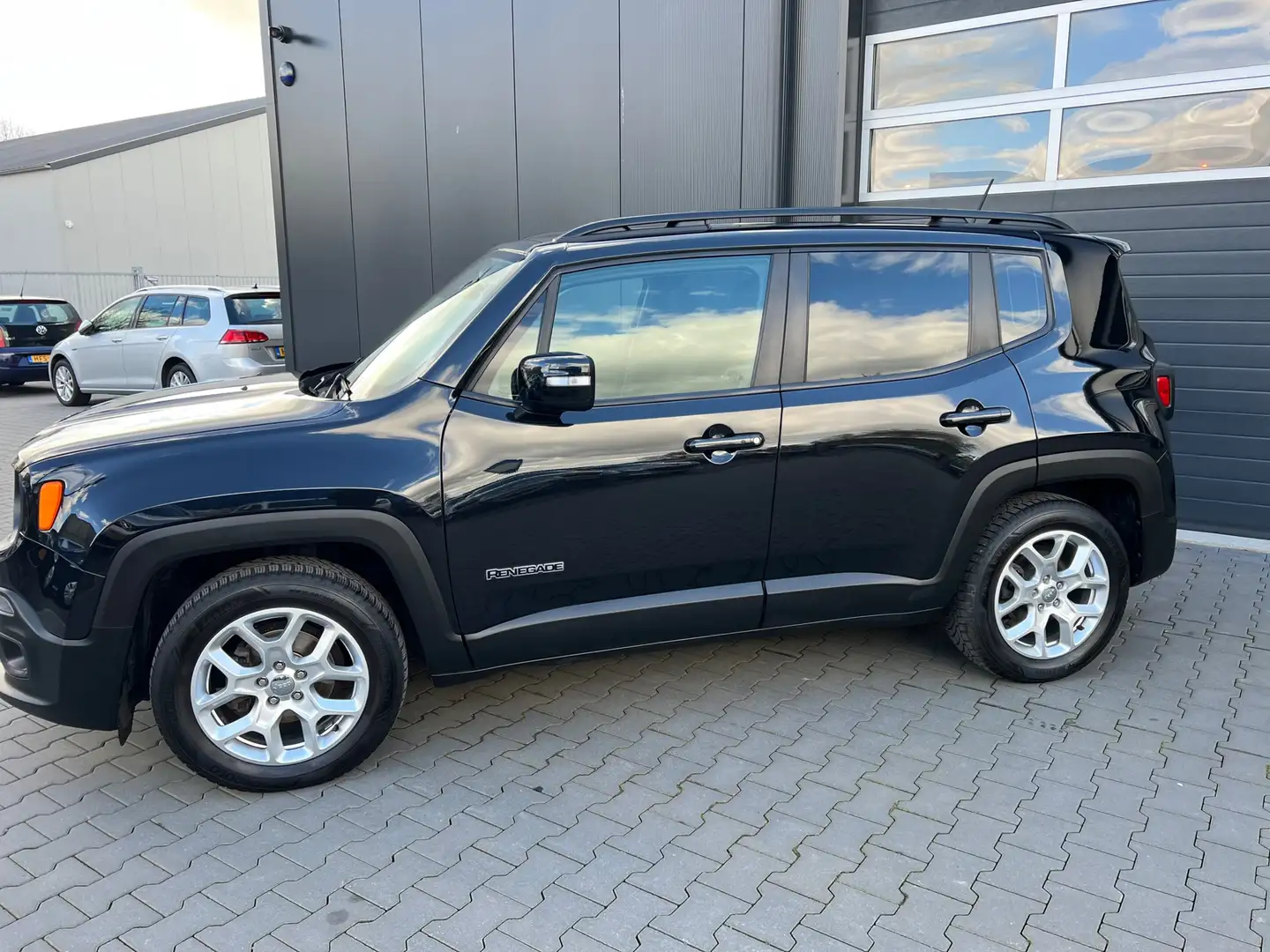 Jeep Renegade 1.4 MultiAir Longitude Zwart - 2