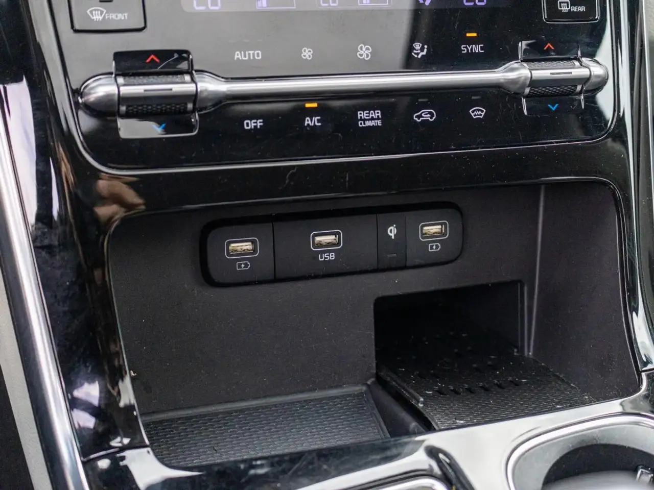 Kia Carnival снимка Kia Carnival