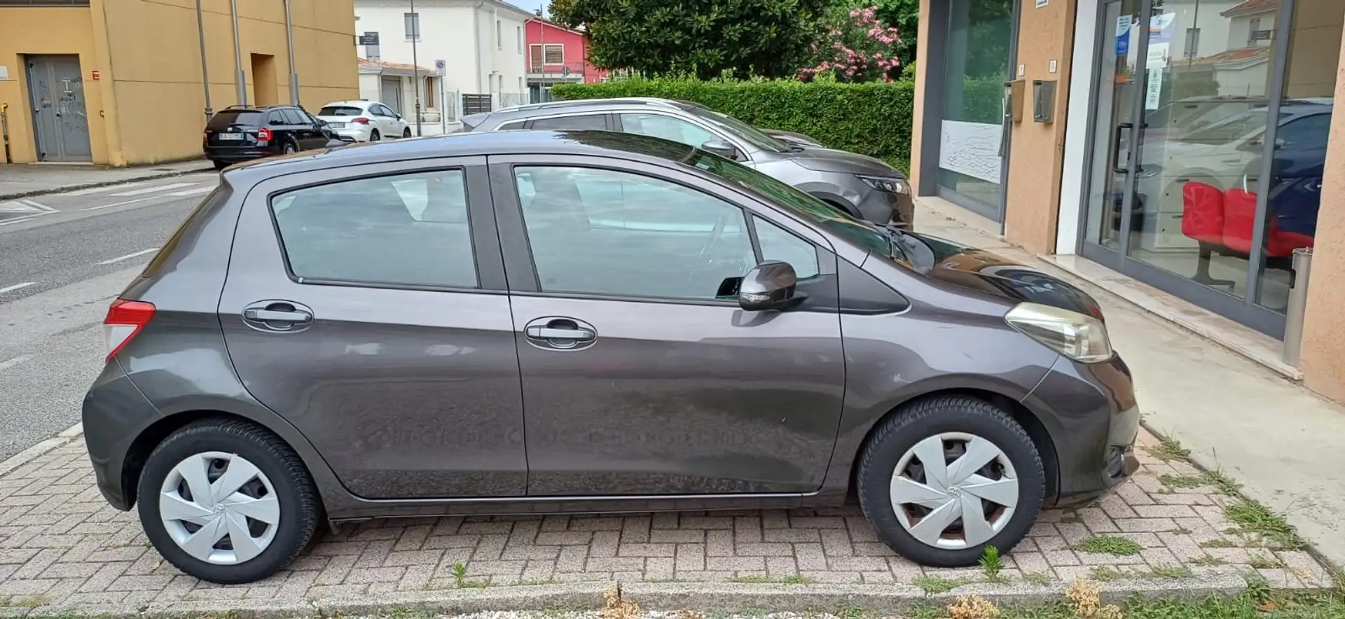 Toyota Yaris Yaris III 2011 3p 1.0 Active Grigio - 1