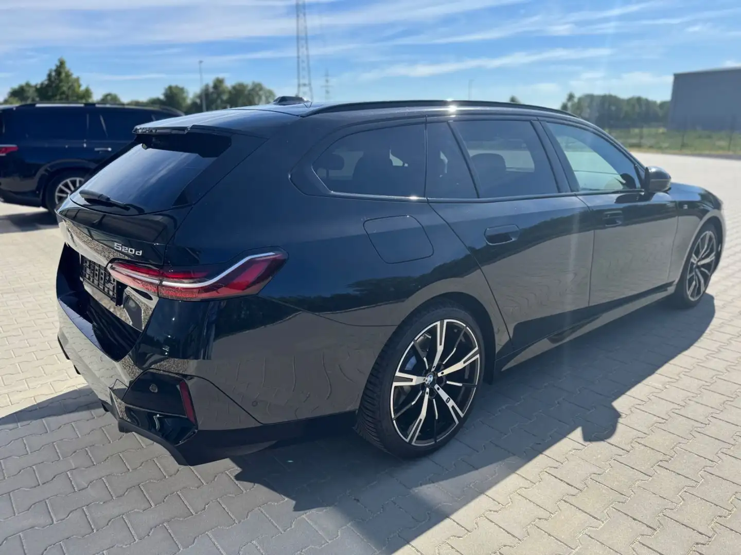 BMW 520 d M Sport -HUD-ACC-Pano-360K-20Zoll Schwarz - 2