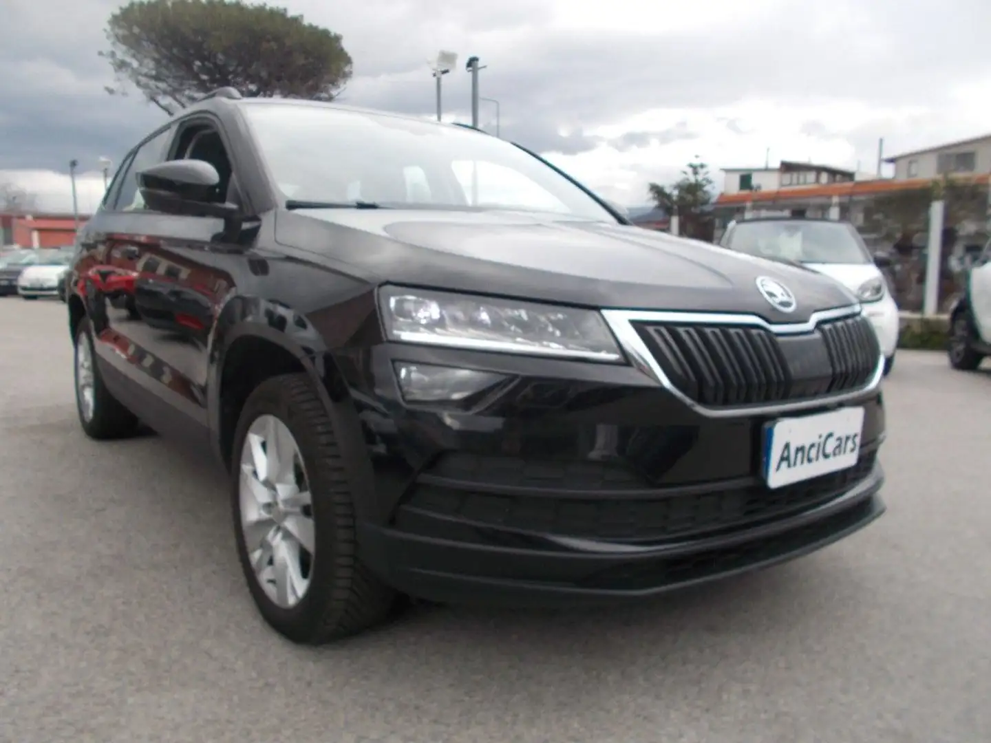 Skoda Karoq 1.6 TDI SCR DSG Style Schwarz - 2