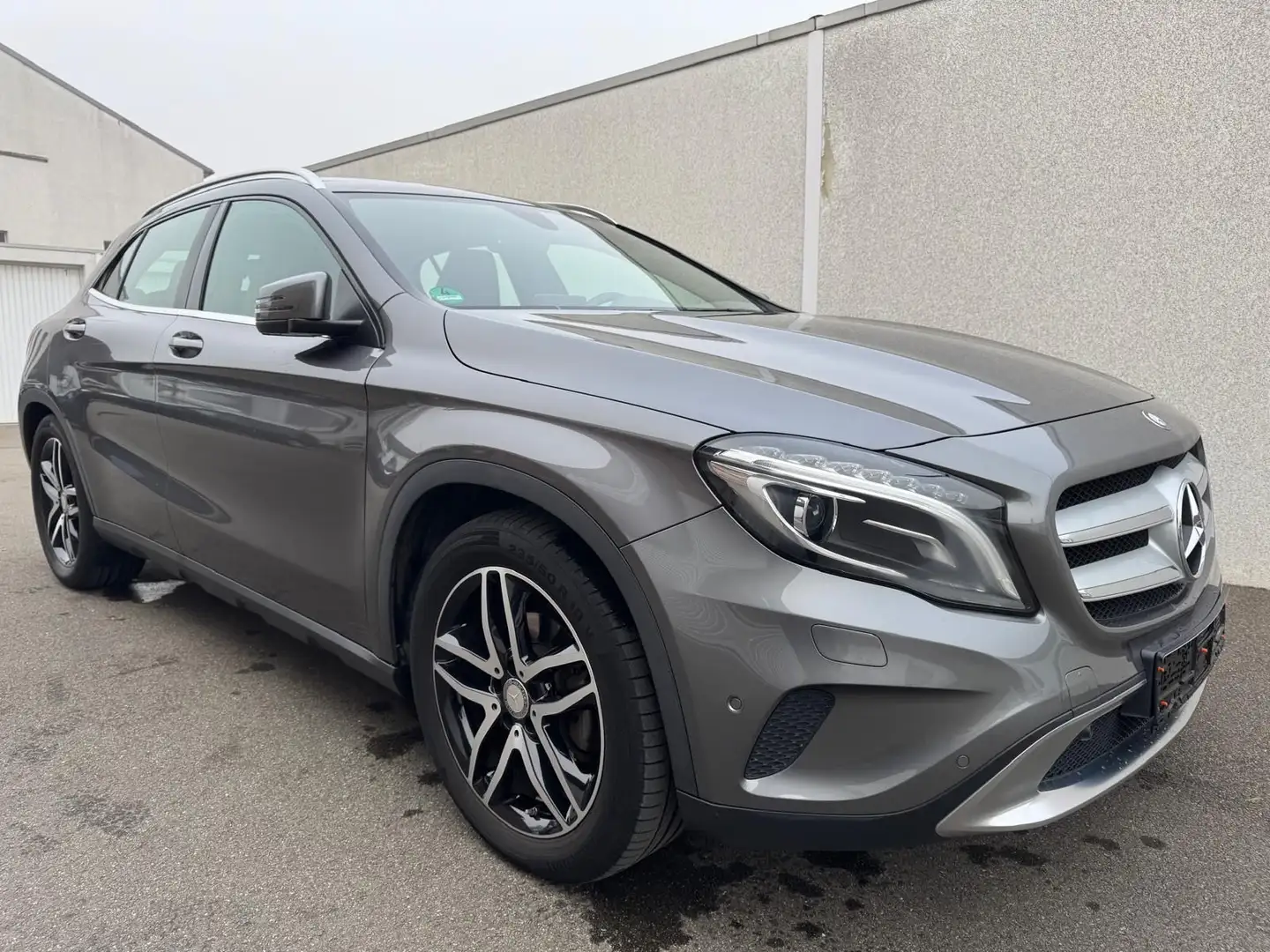 Mercedes-Benz GLA 180 Urban*Pano*LED*PDC* Gris - 1