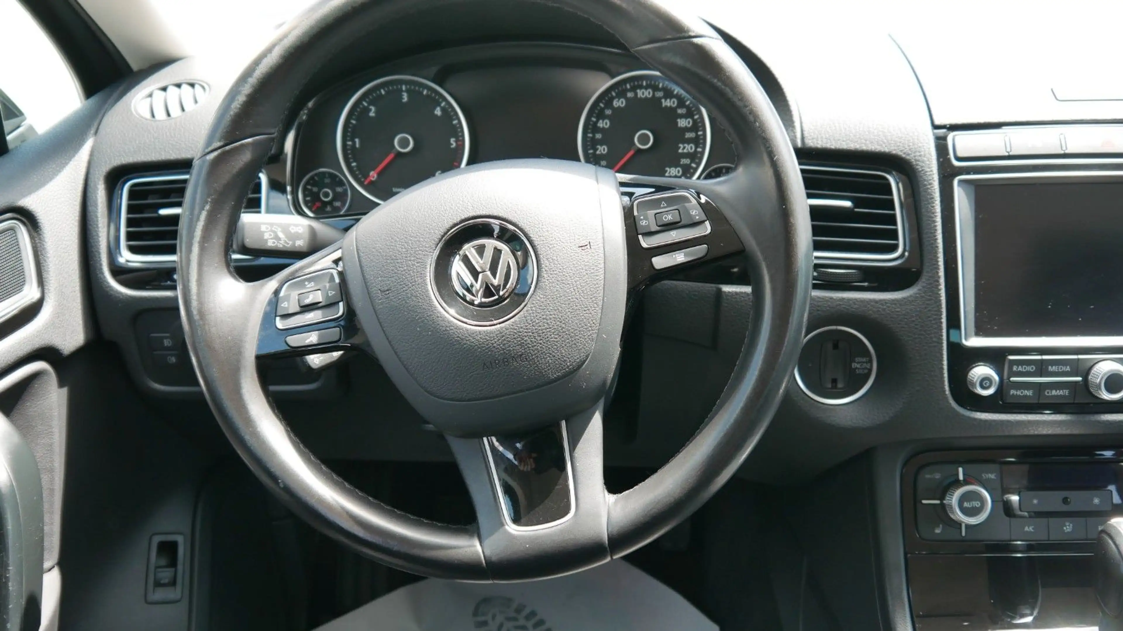 Volkswagen Touareg 4Motion — photo 11