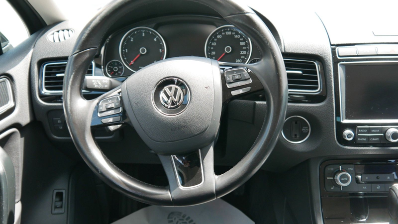 Volkswagen Touareg 4Motion — photo 11