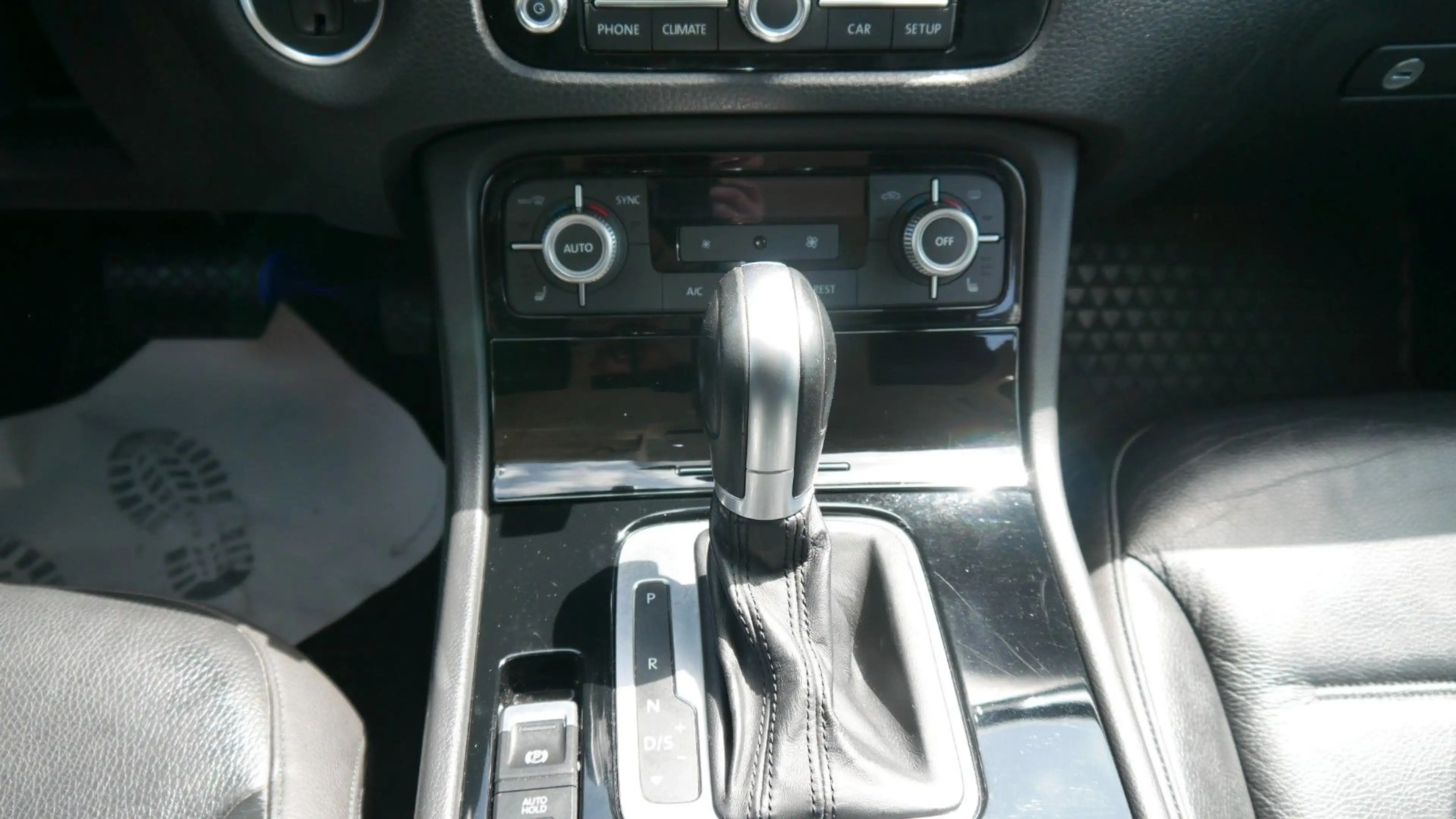Volkswagen Touareg 4Motion — photo 13