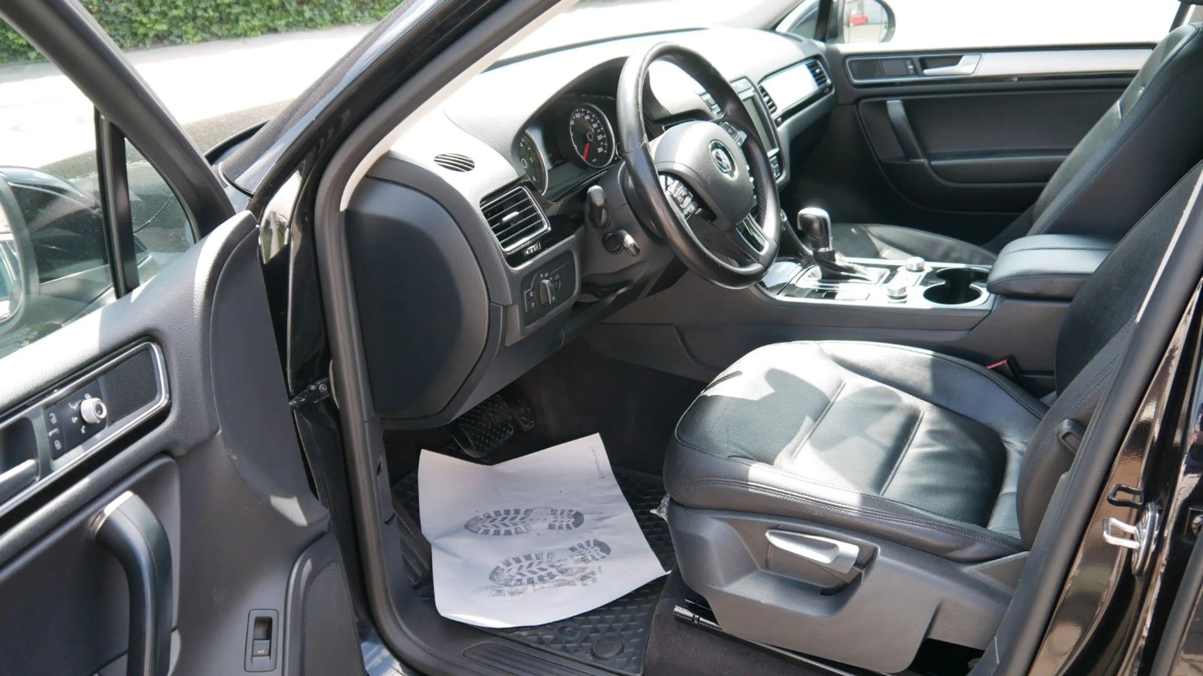 Volkswagen Touareg 4Motion — photo 9