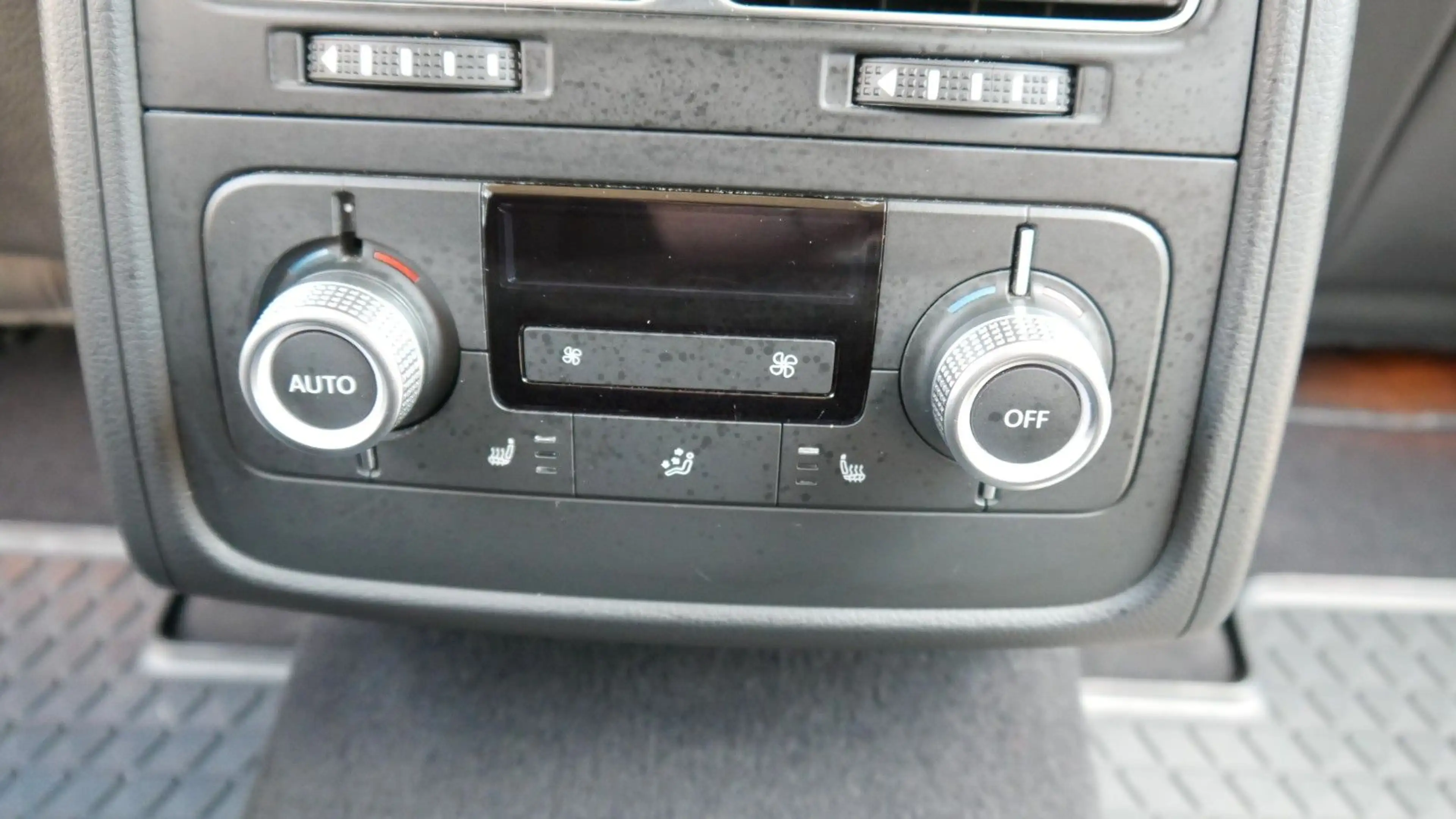 Volkswagen Touareg 4Motion — photo 15
