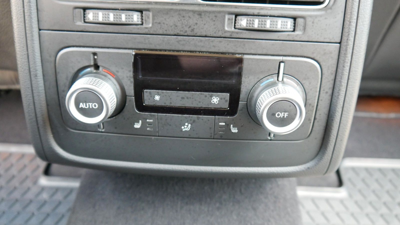 Volkswagen Touareg 4Motion — photo 15