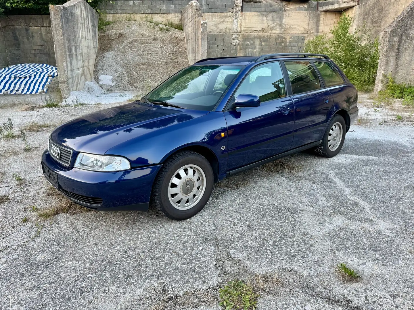 Audi A4 Avant 1,9 TDI Bleu - 2