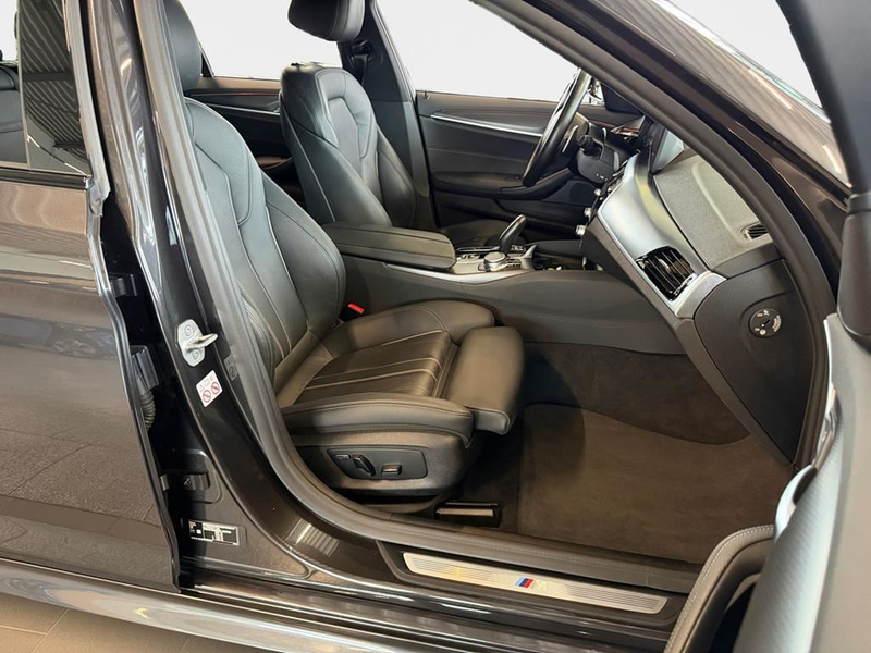 BMW 520 M Sport — photo 14