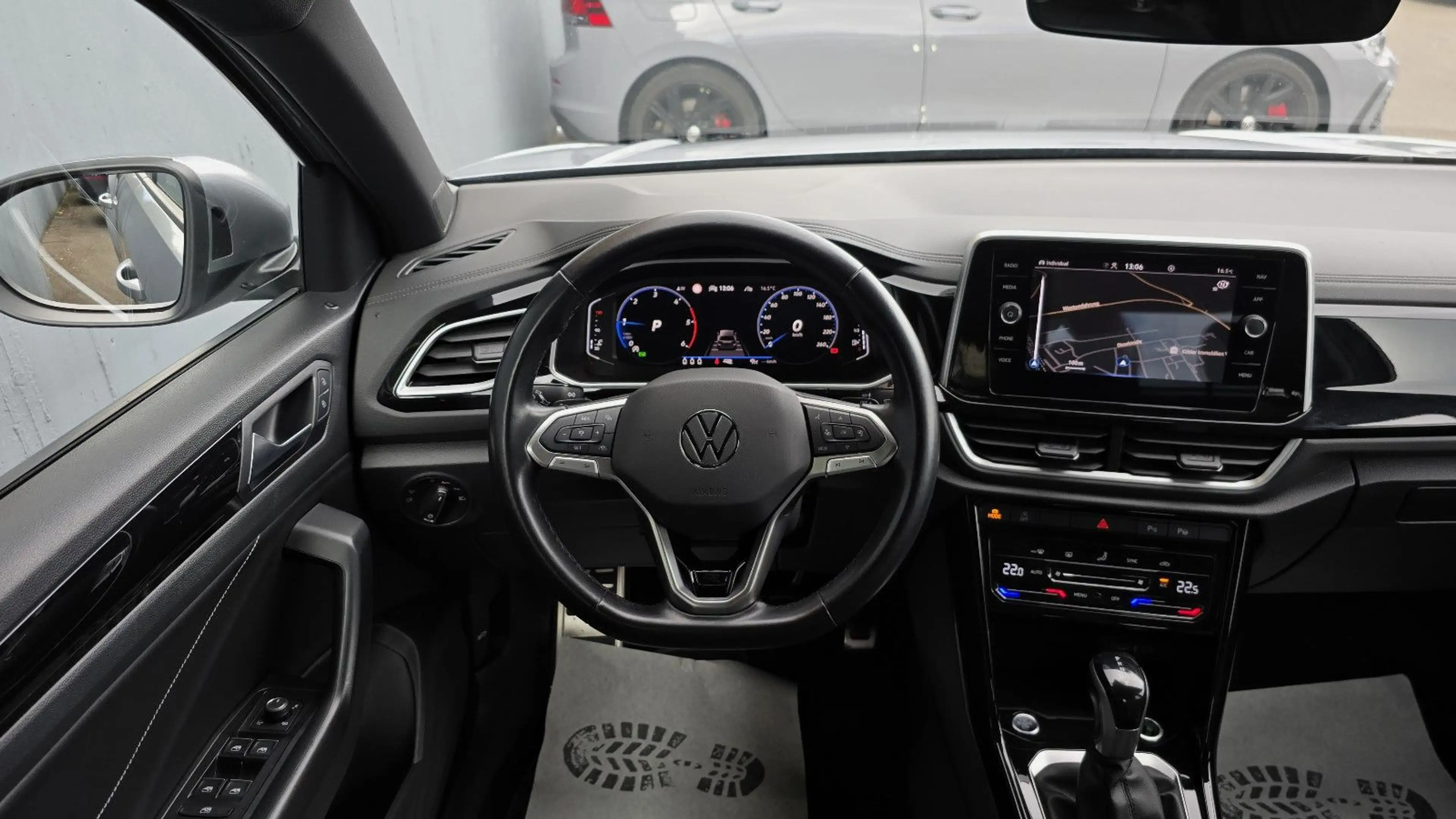 Volkswagen T-Roc 2.0 TDI DSG 3 x R-Line Virtual/ACC/K-less — photo 10