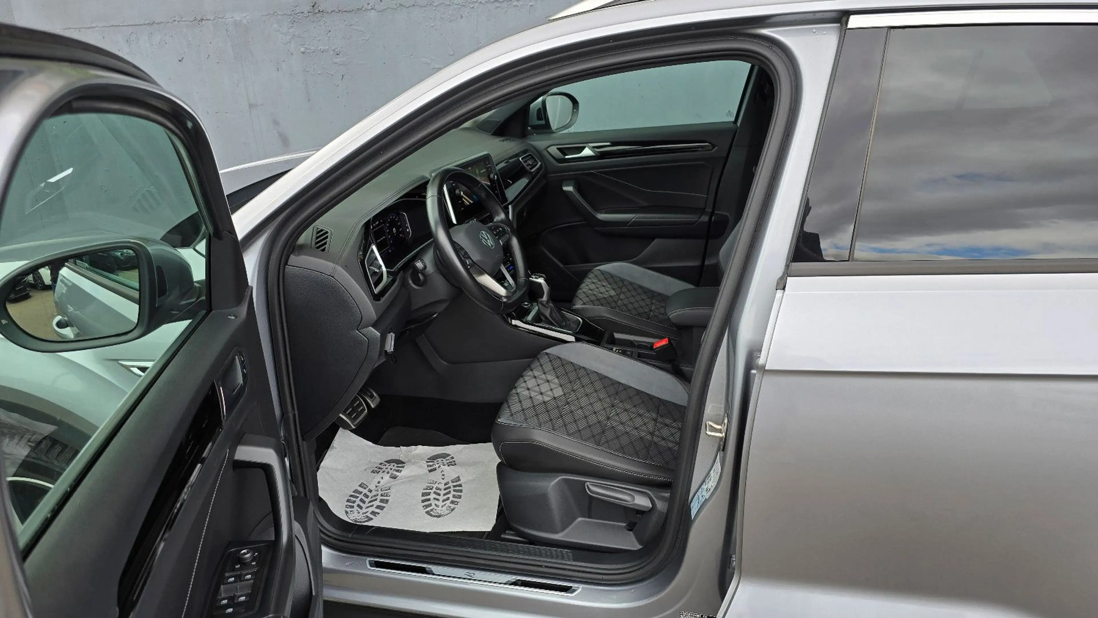 Volkswagen T-Roc 2.0 TDI DSG 3 x R-Line Virtual/ACC/K-less — photo 6