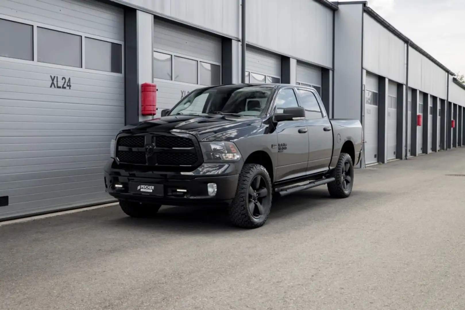 RAM 1500 Ram 1500 Classic SLT Crew Cab 5'7''-Bed 4x4 Schwarz - 1