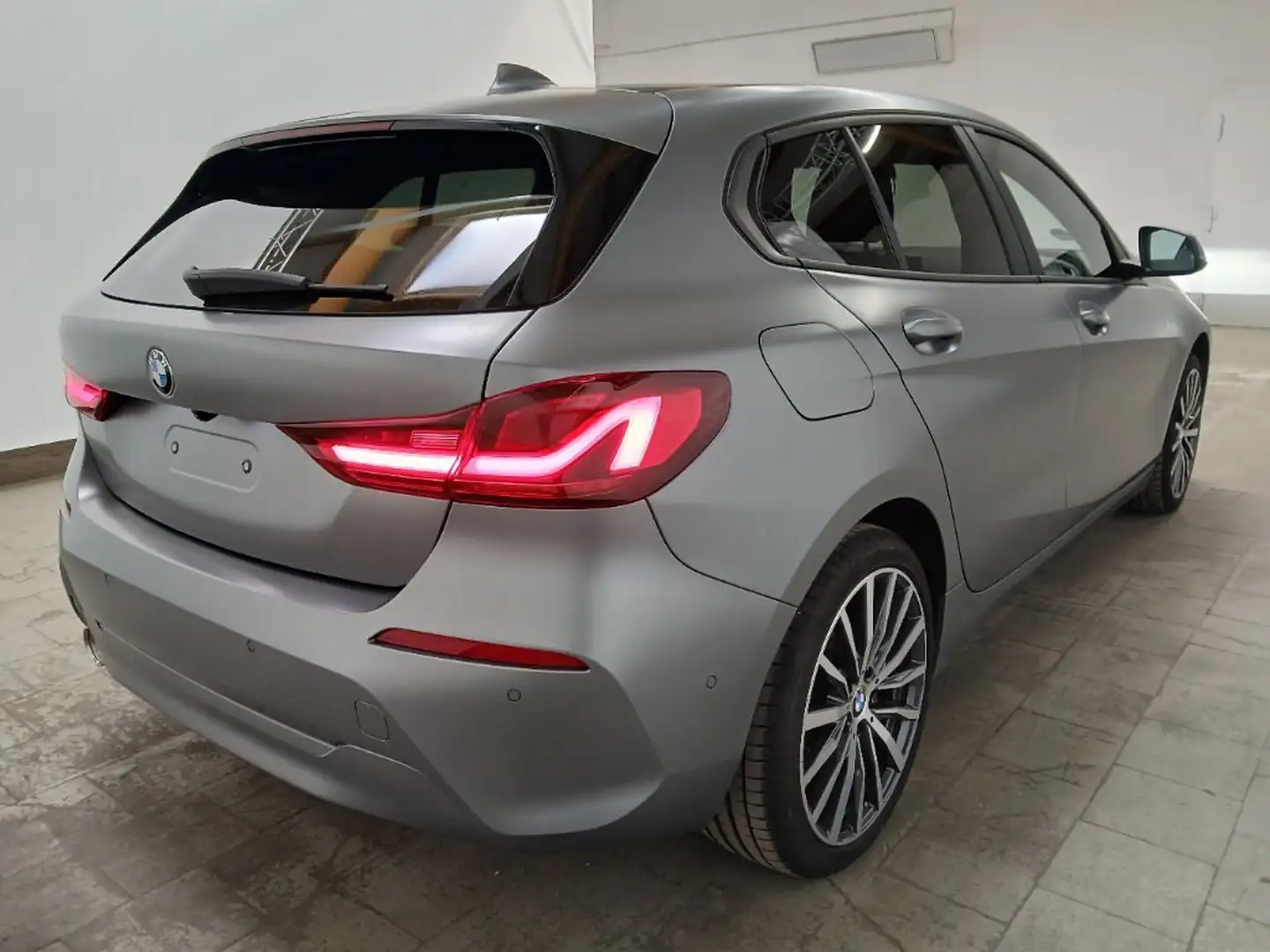 BMW 118 i Advantage ACC/HUD/MMRY/PARKASSIST/H&K/PANO Grau - 2