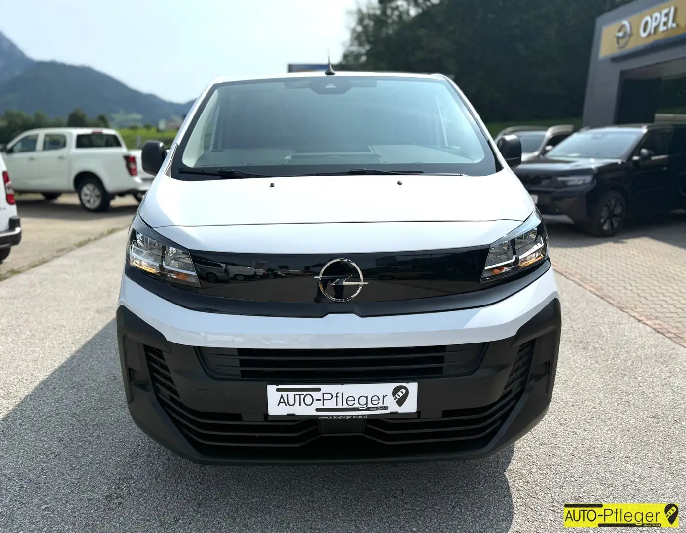Opel Vivaro 1.5 BlueHDI M(L2) KW Bílá - 2