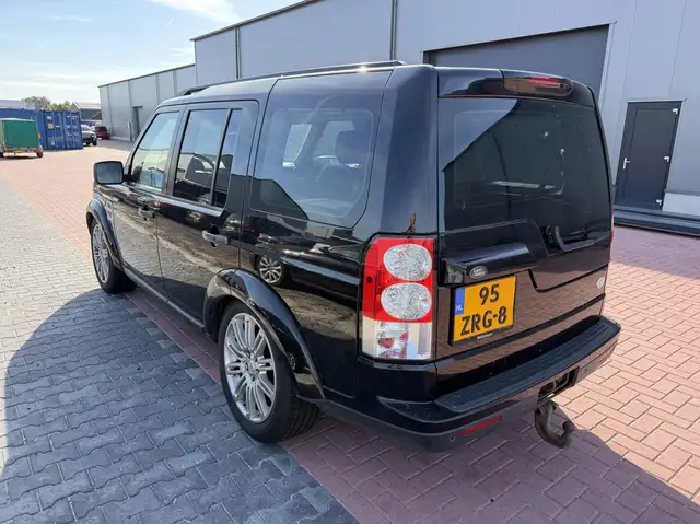 Land Rover Discovery view 3