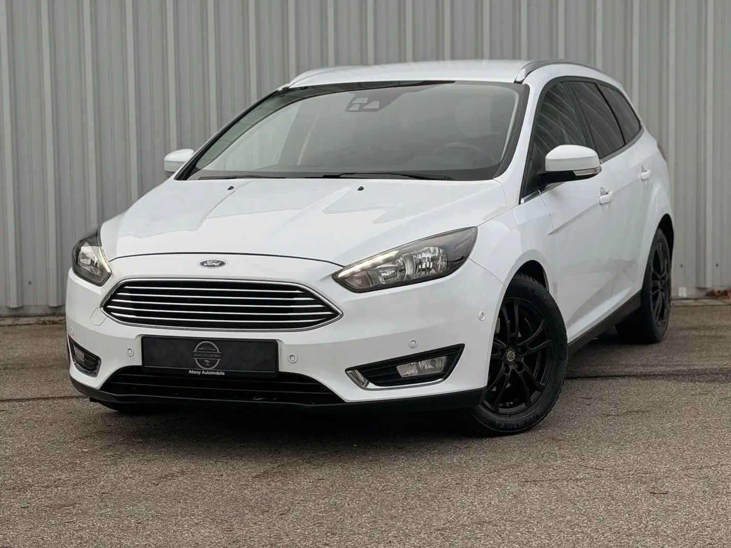 Ford Focus Turnier 1.0 125PS(TÜV*KLIMAAT.*CAM*NAVI*) Weiß - 1