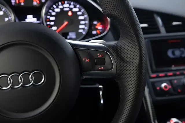 Audi R8 view 10