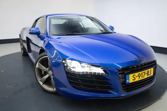 Audi R8 view 3