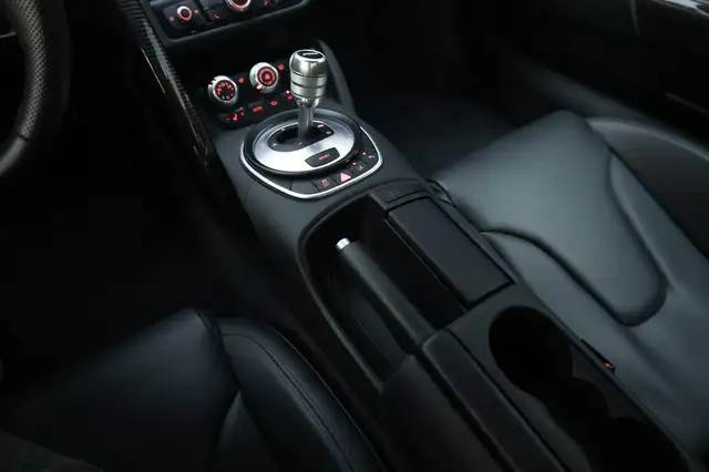 Audi R8 view 12