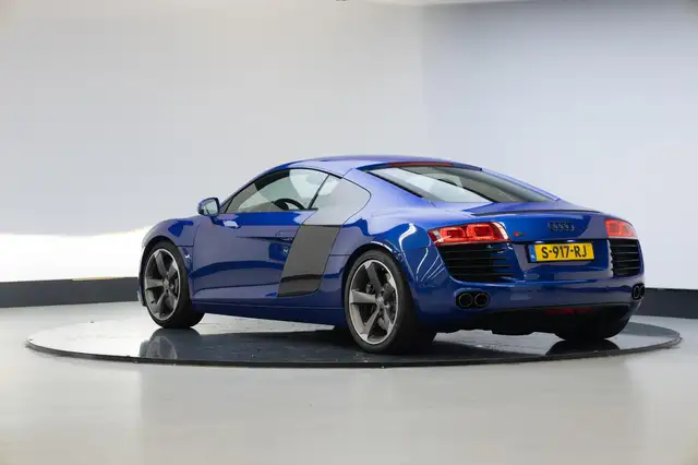 Audi R8 view 2