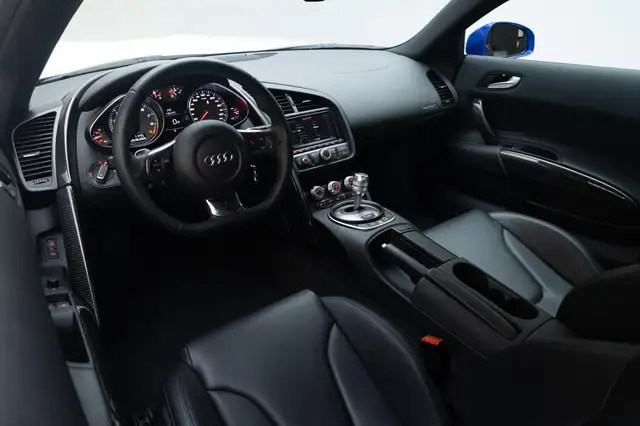 Audi R8 view 7