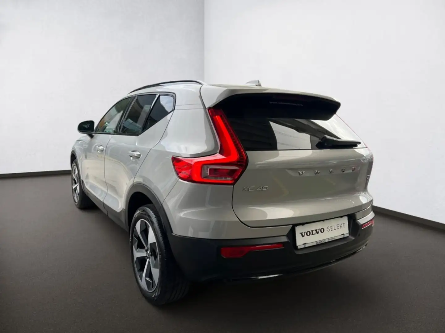 Volvo XC40 Plus, B3 Mild Hybrid, Benzin, Dark Silber - 2