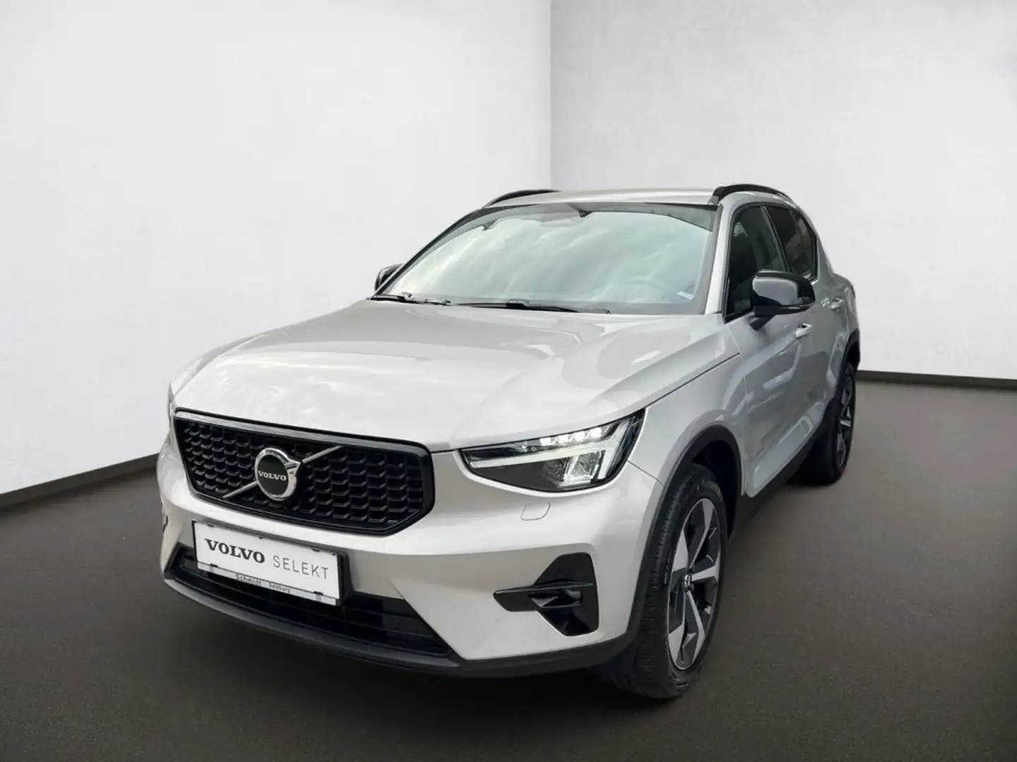 Volvo XC40 Plus, B3 Mild Hybrid, Benzin, Dark Silber - 1