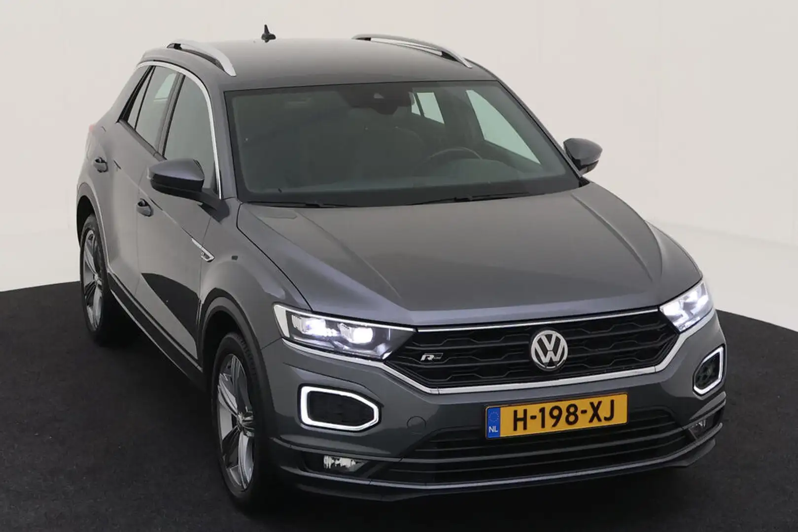 Volkswagen T-Roc 1.5 TSI Automaat Sport Business R-line | Trekhaak Grijs - 2