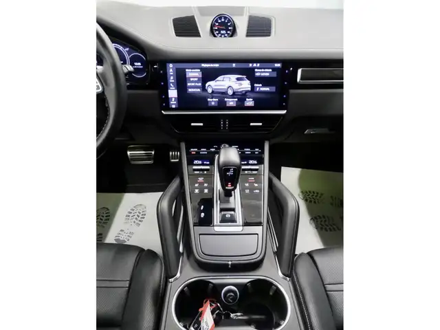 Porsche Cayenne view 9