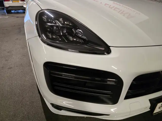 Porsche Cayenne view 19
