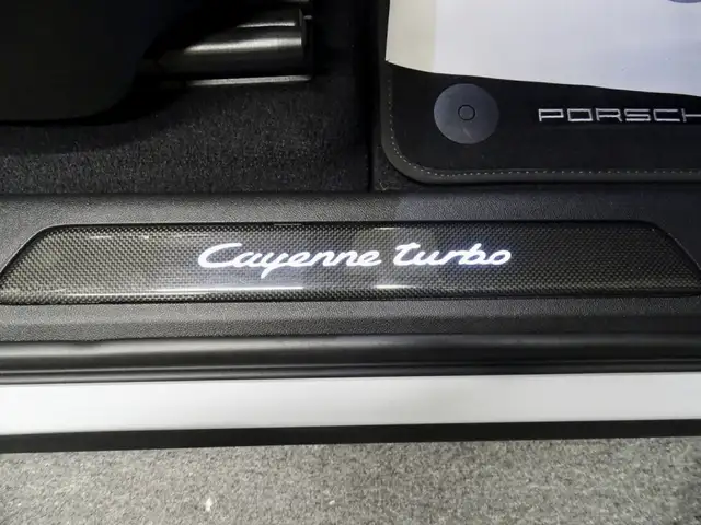 Porsche Cayenne view 16