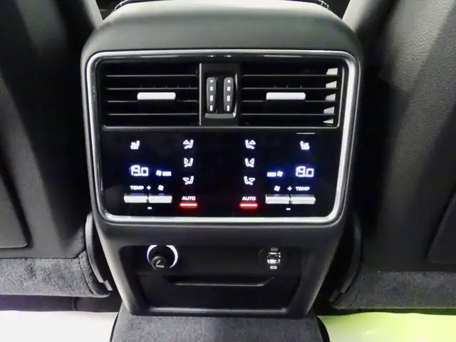 Porsche Cayenne view 11