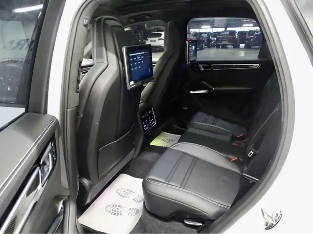 Porsche Cayenne view 8