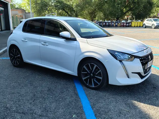 Peugeot 208 view 2