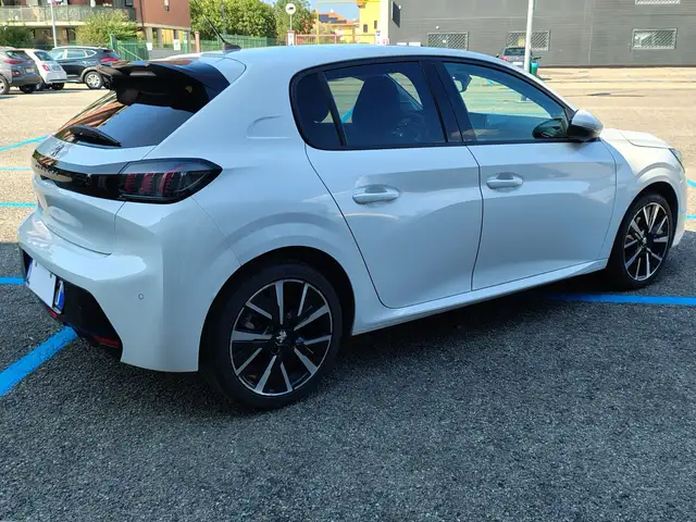 Peugeot 208 view 3
