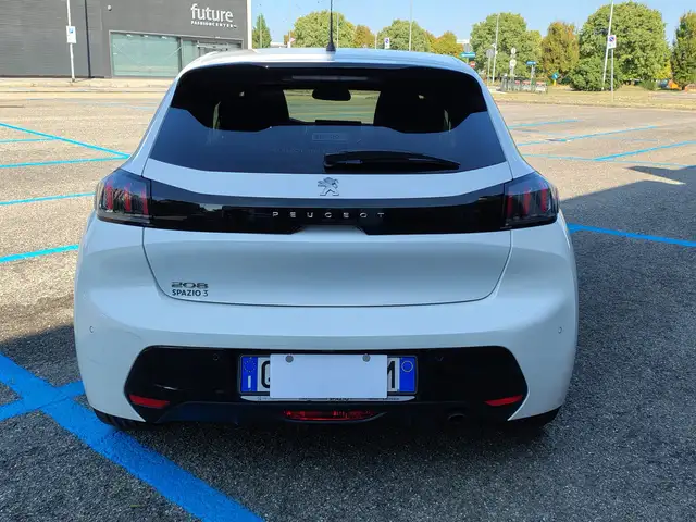 Peugeot 208 view 4