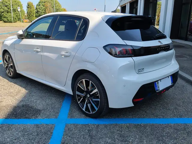 Peugeot 208 view 5