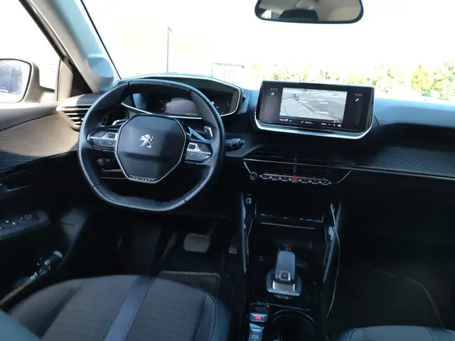 Peugeot 208 view 12