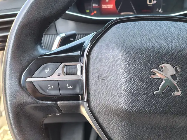Peugeot 208 view 9