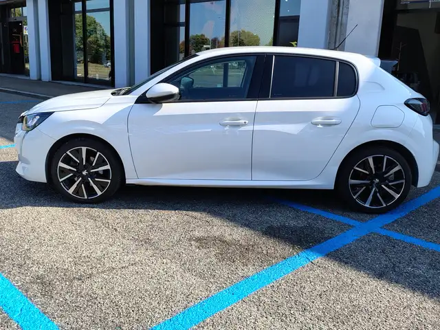 Peugeot 208 view 6
