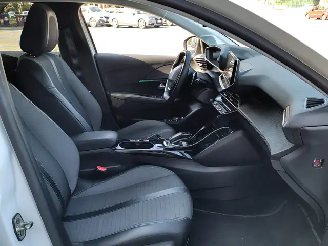 Peugeot 208 view 17