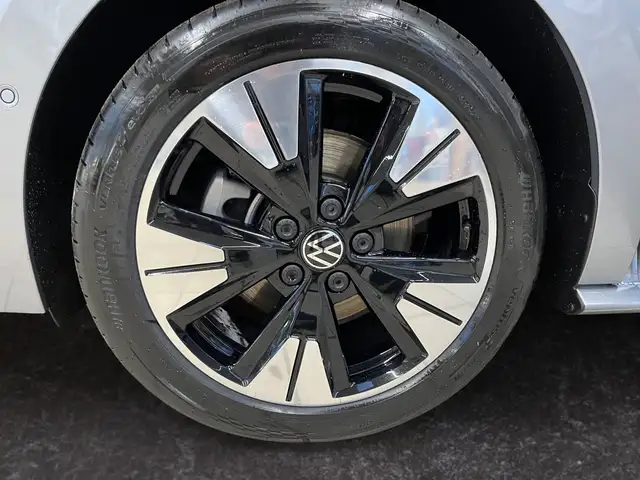 Volkswagen Multivan view 15
