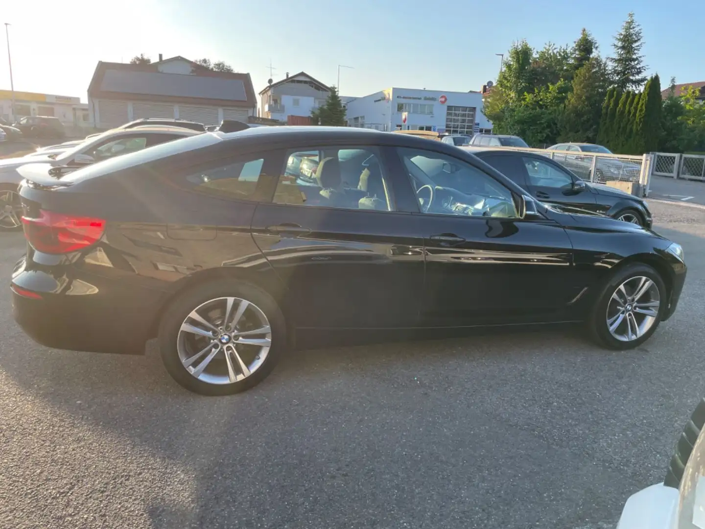 BMW 318 Sportlien PANO R-KAM H-UP PROF Schwarz - 2