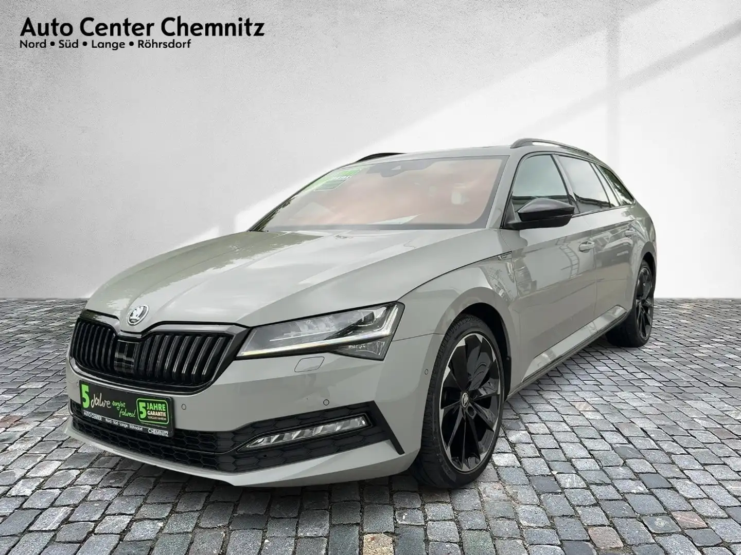 Skoda Superb Combi 2.0TDI DSG Sportline PanoSD/LED/Navi Grijs - 2